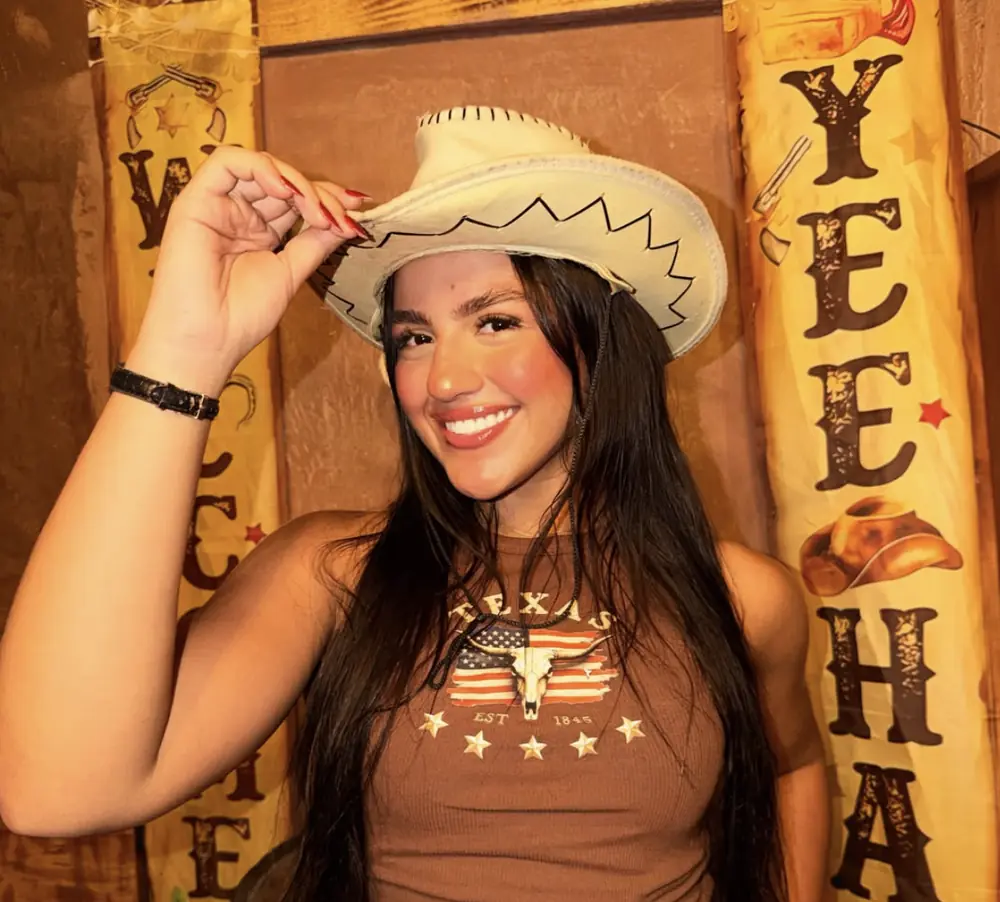Paula sorrindo com chapéu de cowgirl
